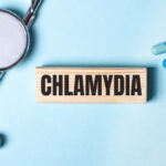 What are the Main symptoms of chlamydia?