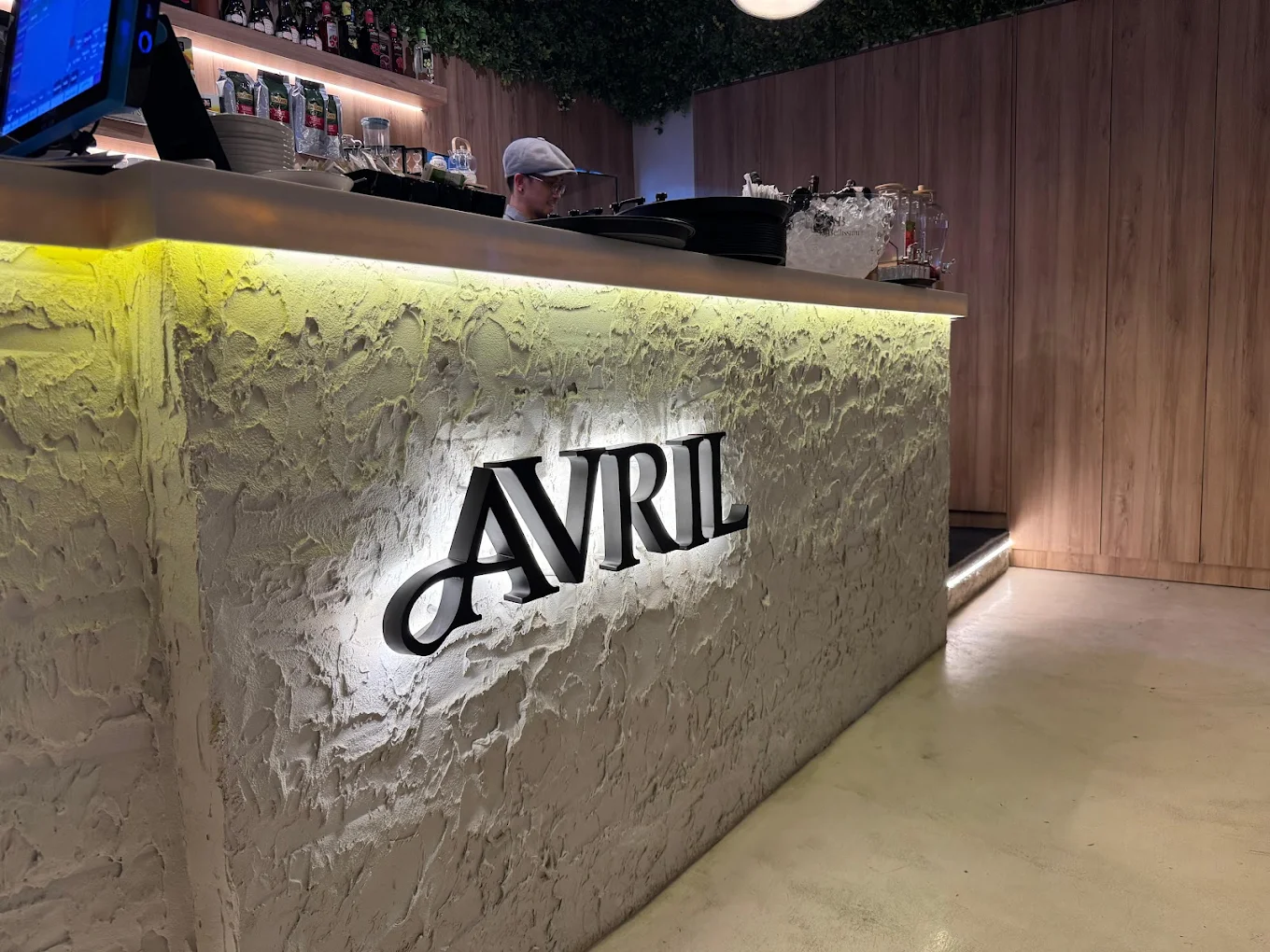 Avril Lounge